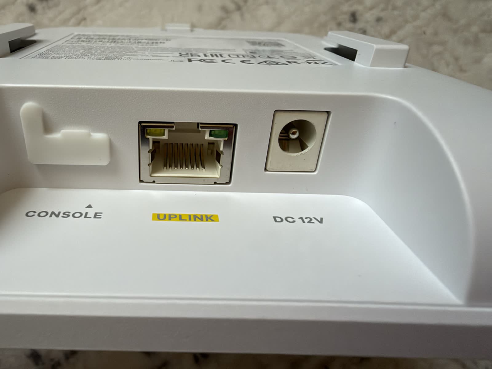 Console, UPLINK et alimentation 12 V.