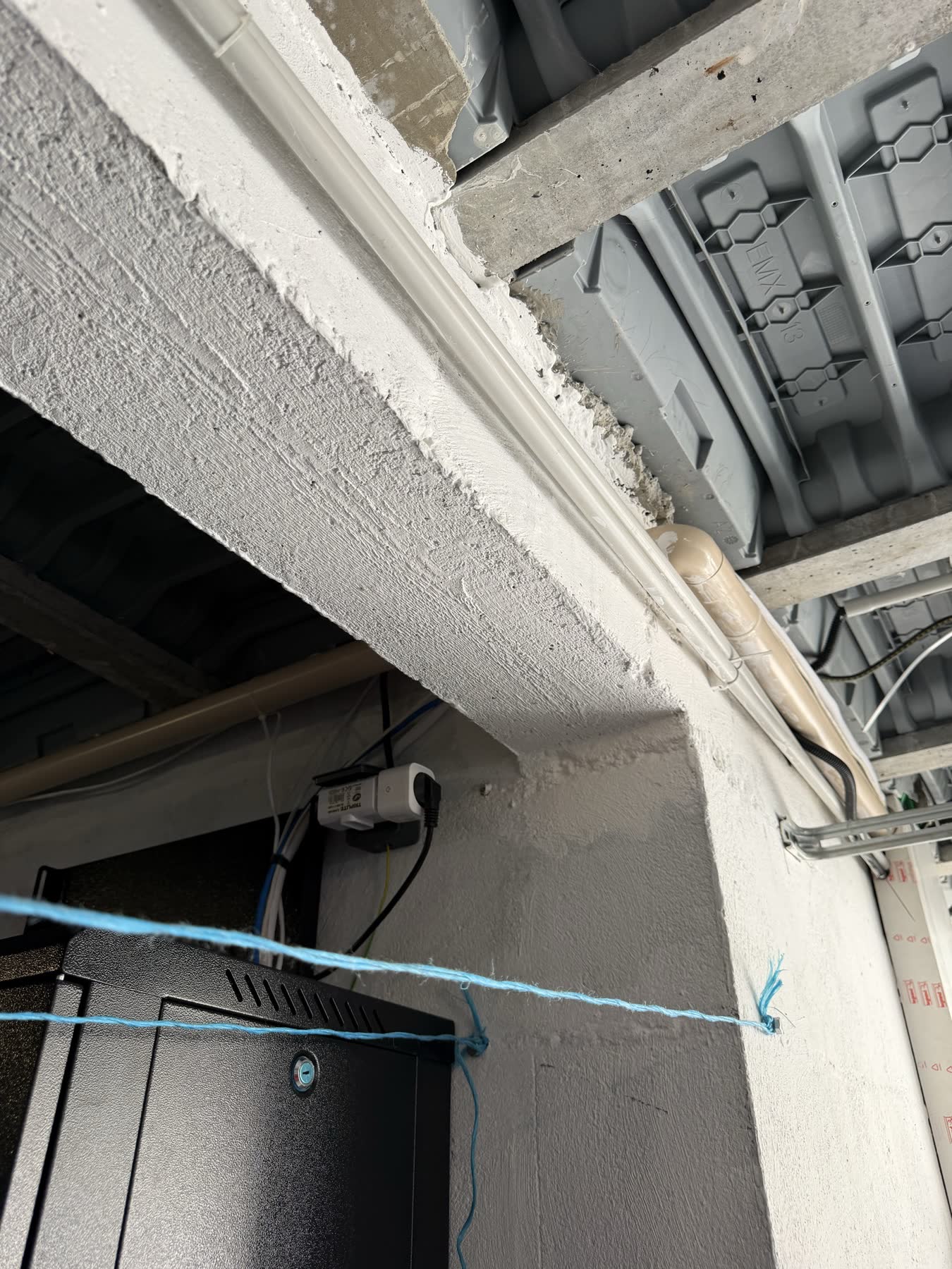 Le câble est tiré dans le faux plafond.