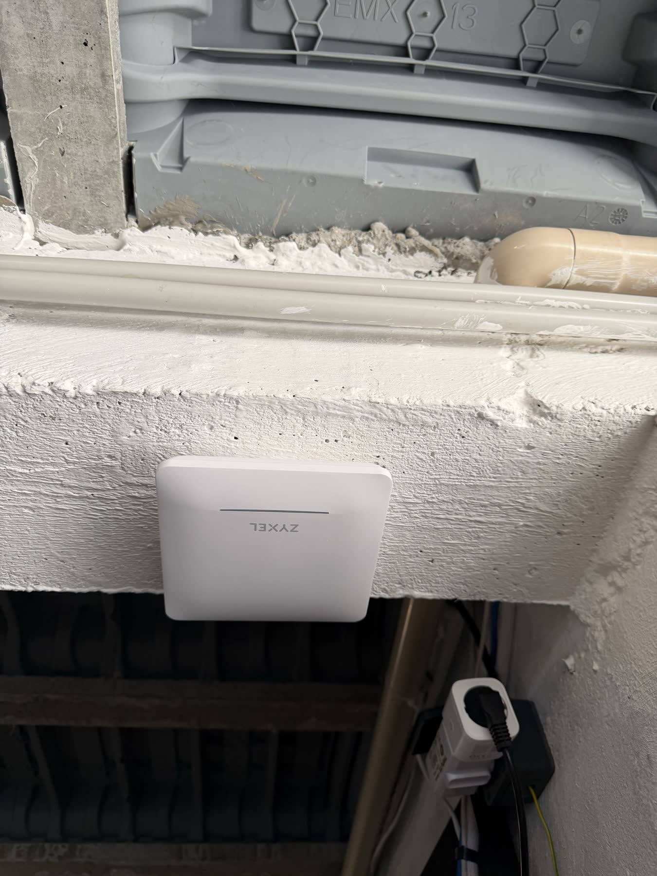 La borne clipsée sur son support.
